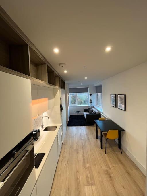 Luxx Apartment & Suites, London Heathrow Airport, Terminal 4, Piccadilly Underground Train Station Nearby! هيثرو المظهر الخارجي الصورة