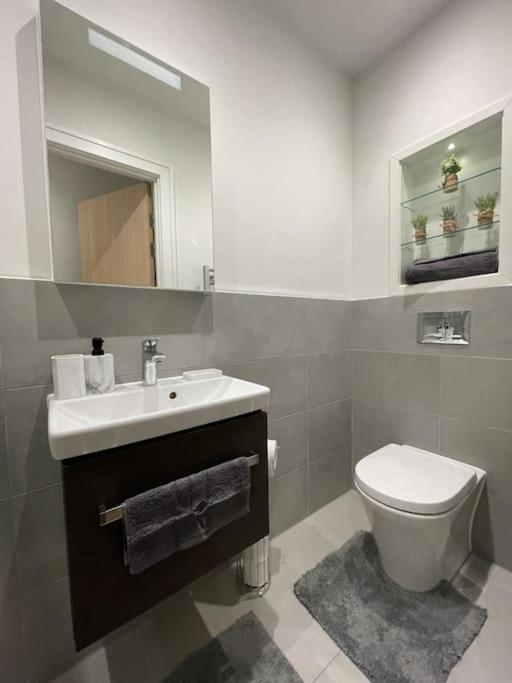 Luxx Apartment & Suites, London Heathrow Airport, Terminal 4, Piccadilly Underground Train Station Nearby! هيثرو المظهر الخارجي الصورة