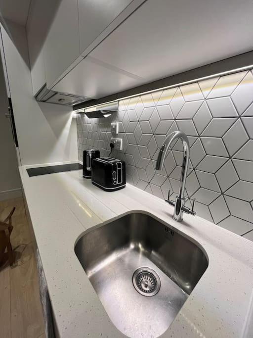 Luxx Apartment & Suites, London Heathrow Airport, Terminal 4, Piccadilly Underground Train Station Nearby! هيثرو المظهر الخارجي الصورة