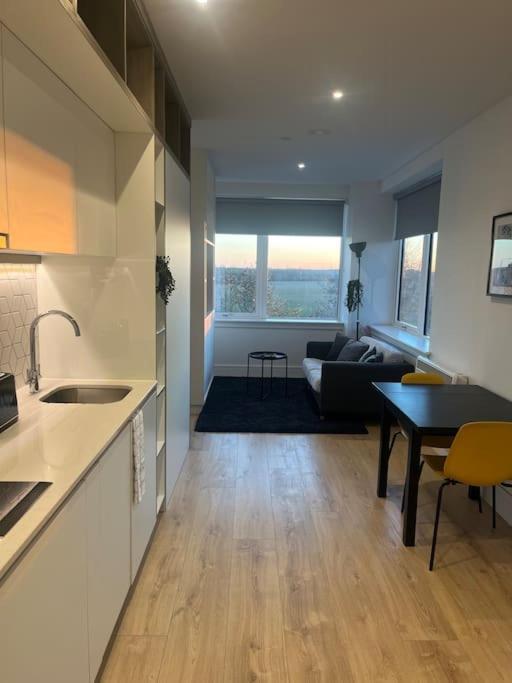 Luxx Apartment & Suites, London Heathrow Airport, Terminal 4, Piccadilly Underground Train Station Nearby! هيثرو المظهر الخارجي الصورة