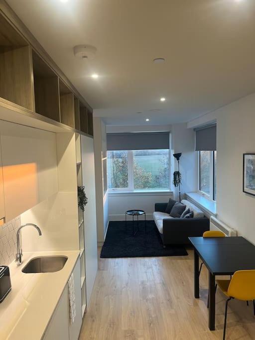Luxx Apartment & Suites, London Heathrow Airport, Terminal 4, Piccadilly Underground Train Station Nearby! هيثرو المظهر الخارجي الصورة