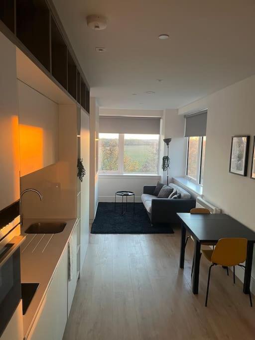 Luxx Apartment & Suites, London Heathrow Airport, Terminal 4, Piccadilly Underground Train Station Nearby! هيثرو المظهر الخارجي الصورة