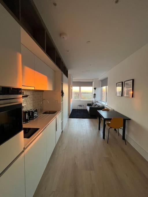 Luxx Apartment & Suites, London Heathrow Airport, Terminal 4, Piccadilly Underground Train Station Nearby! هيثرو المظهر الخارجي الصورة