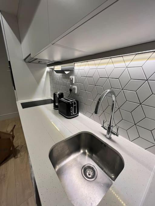 Luxx Apartment & Suites, London Heathrow Airport, Terminal 4, Piccadilly Underground Train Station Nearby! هيثرو المظهر الخارجي الصورة