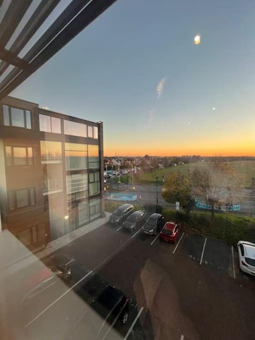 Luxx Apartment & Suites, London Heathrow Airport, Terminal 4, Piccadilly Underground Train Station Nearby! هيثرو المظهر الخارجي الصورة