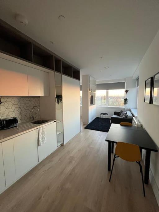 Luxx Apartment & Suites, London Heathrow Airport, Terminal 4, Piccadilly Underground Train Station Nearby! هيثرو المظهر الخارجي الصورة