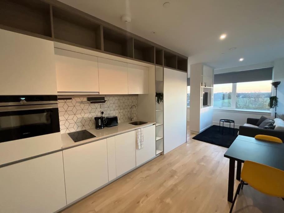 Luxx Apartment & Suites, London Heathrow Airport, Terminal 4, Piccadilly Underground Train Station Nearby! هيثرو المظهر الخارجي الصورة