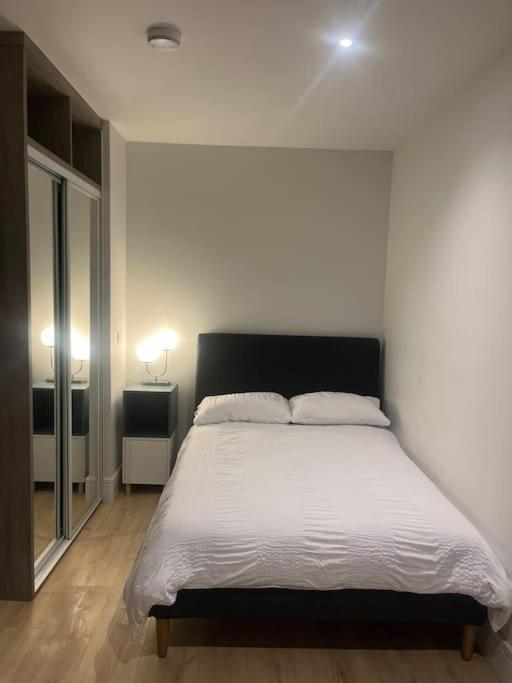 Luxx Apartment & Suites, London Heathrow Airport, Terminal 4, Piccadilly Underground Train Station Nearby! هيثرو المظهر الخارجي الصورة
