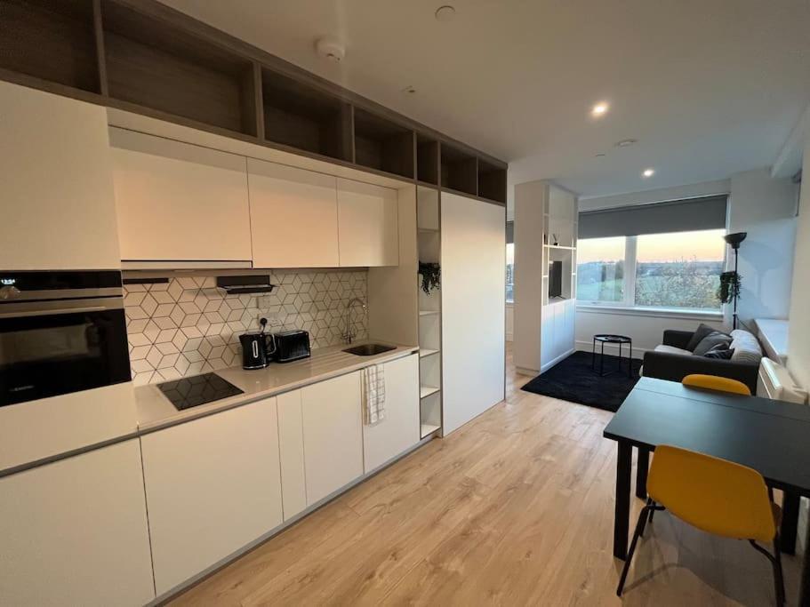 Luxx Apartment & Suites, London Heathrow Airport, Terminal 4, Piccadilly Underground Train Station Nearby! هيثرو المظهر الخارجي الصورة