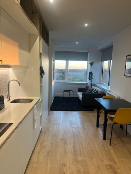 Luxx Apartment & Suites, London Heathrow Airport, Terminal 4, Piccadilly Underground Train Station Nearby! هيثرو المظهر الخارجي الصورة