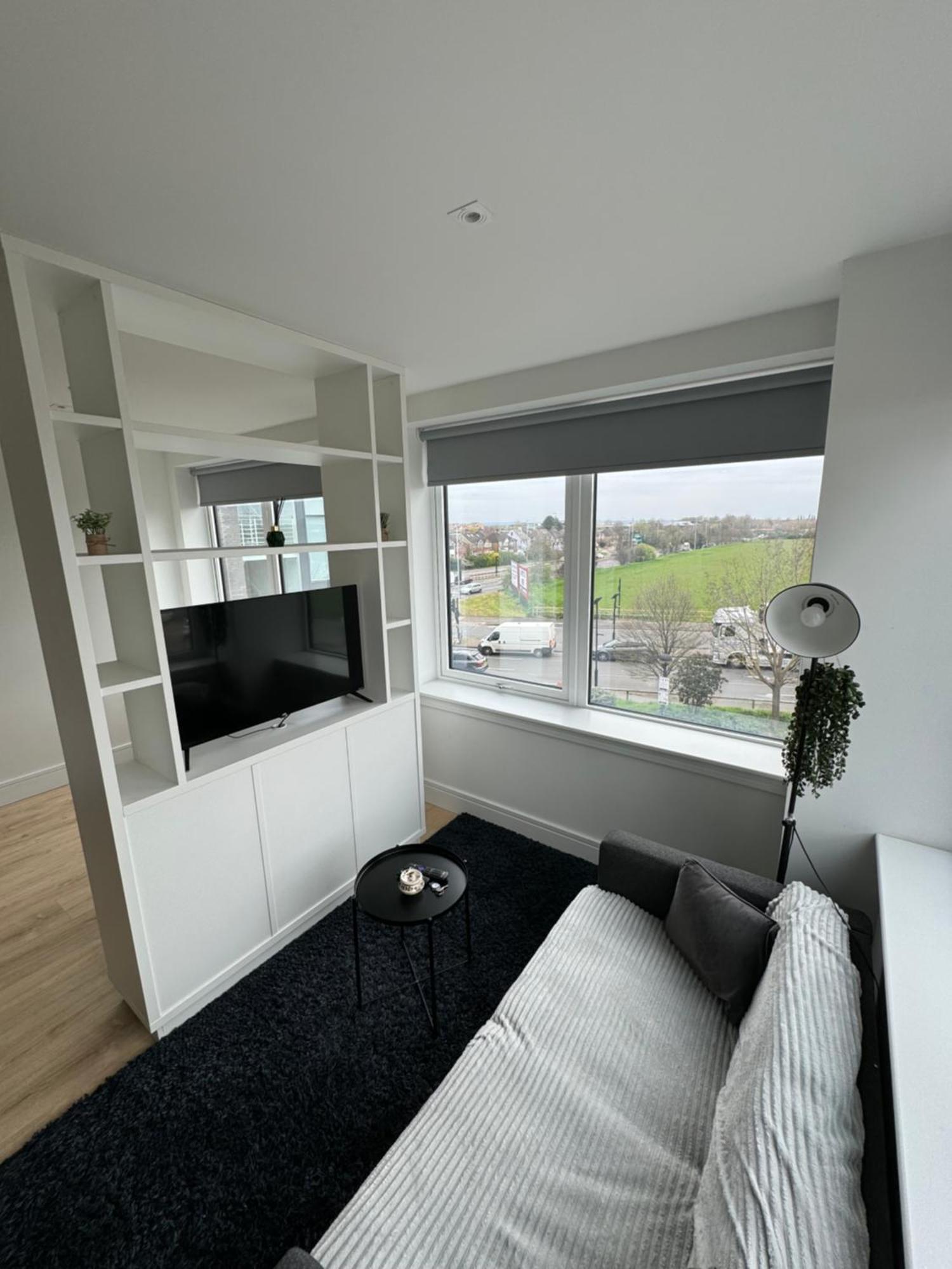 Luxx Apartment & Suites, London Heathrow Airport, Terminal 4, Piccadilly Underground Train Station Nearby! هيثرو المظهر الخارجي الصورة