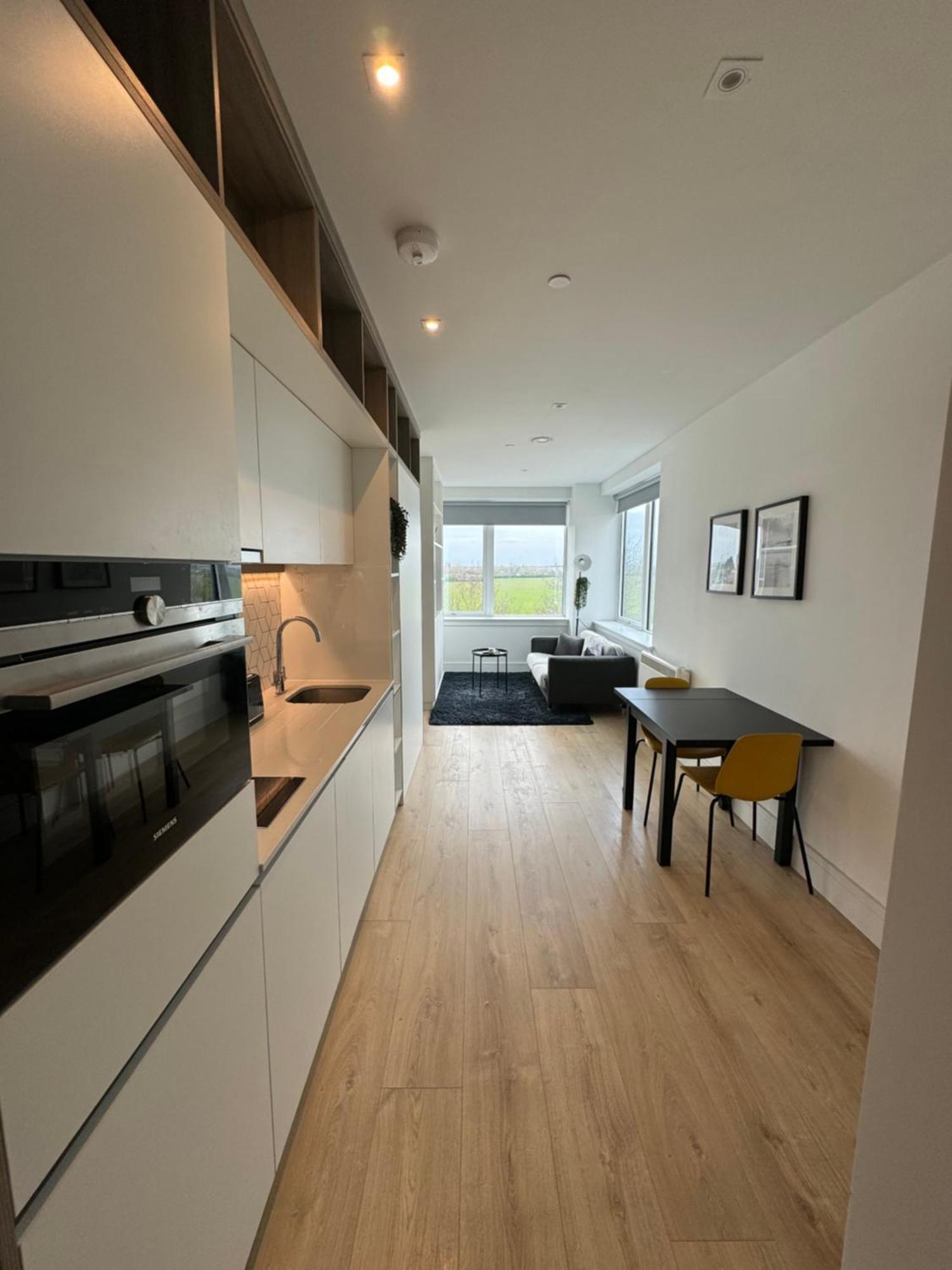 Luxx Apartment & Suites, London Heathrow Airport, Terminal 4, Piccadilly Underground Train Station Nearby! هيثرو المظهر الخارجي الصورة