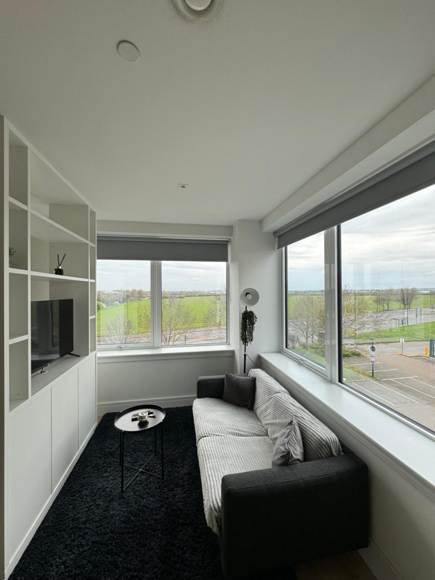 Luxx Apartment & Suites, London Heathrow Airport, Terminal 4, Piccadilly Underground Train Station Nearby! هيثرو المظهر الخارجي الصورة