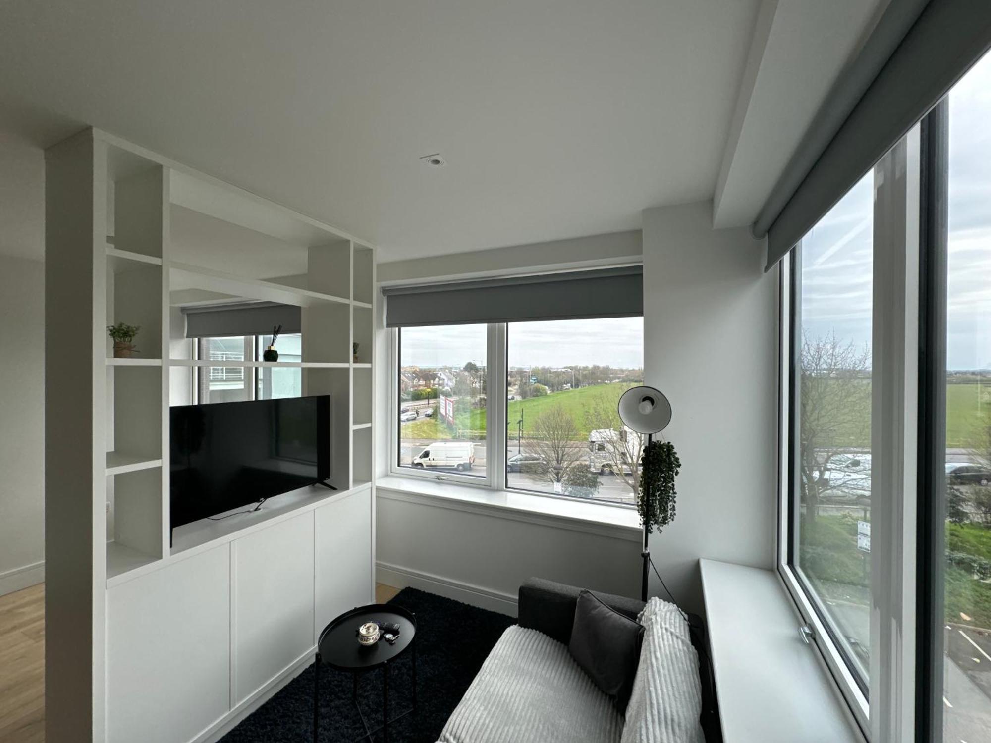 Luxx Apartment & Suites, London Heathrow Airport, Terminal 4, Piccadilly Underground Train Station Nearby! هيثرو المظهر الخارجي الصورة