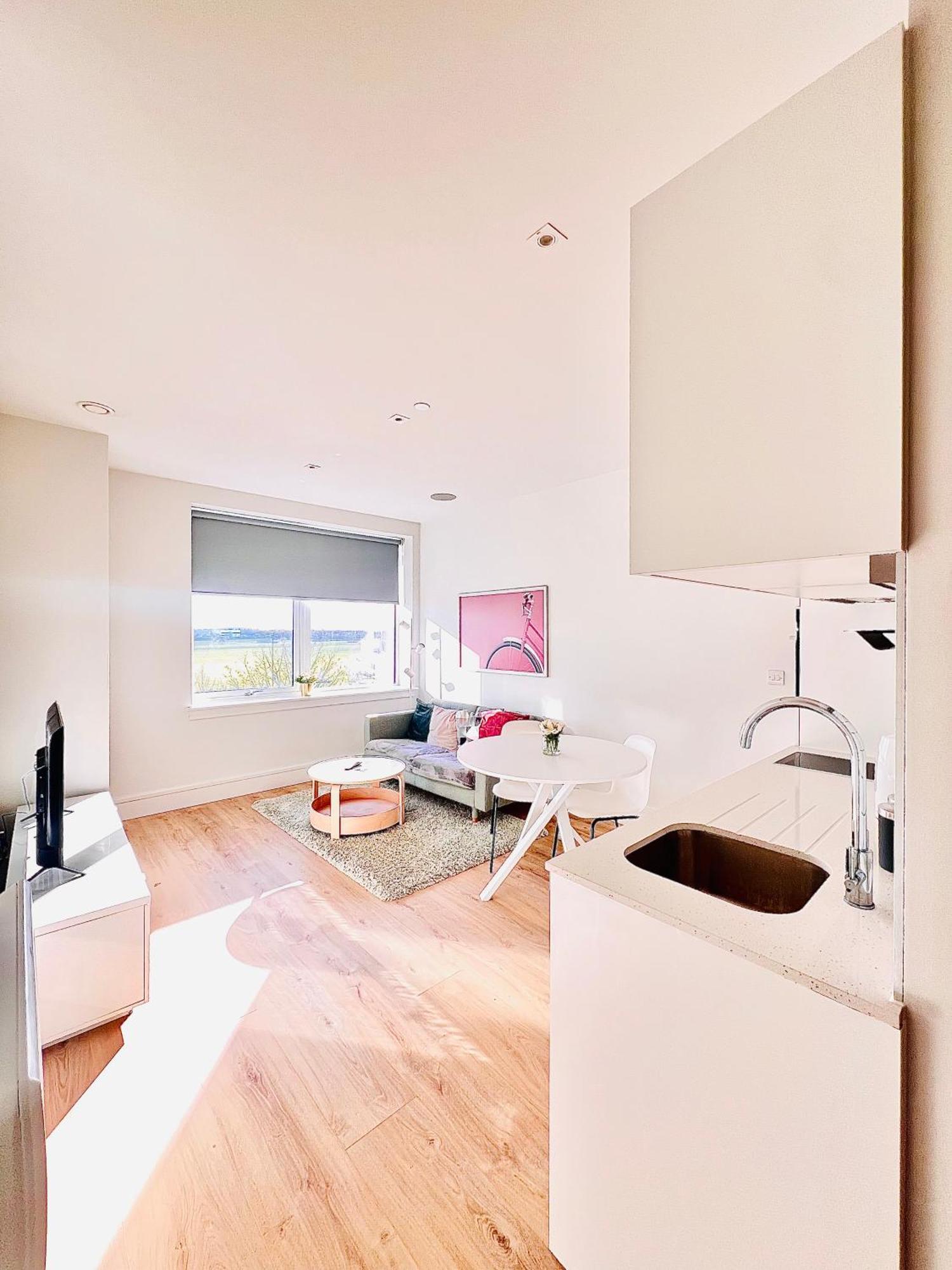 Luxx Apartment & Suites, London Heathrow Airport, Terminal 4, Piccadilly Underground Train Station Nearby! هيثرو المظهر الخارجي الصورة